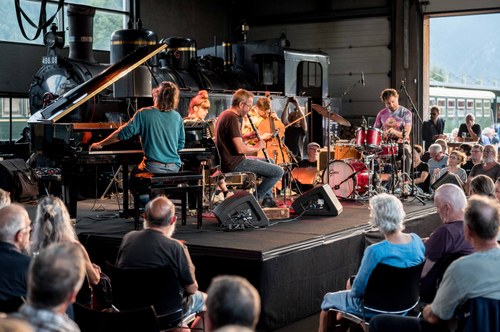 Vom exzellenten MILESDAVISQUINTET! des französischen Drummers Sylvain Darrifourcq darf man sich viel erwarten, nur nichts von Miles Davis (Foto: Stefan Hauer)