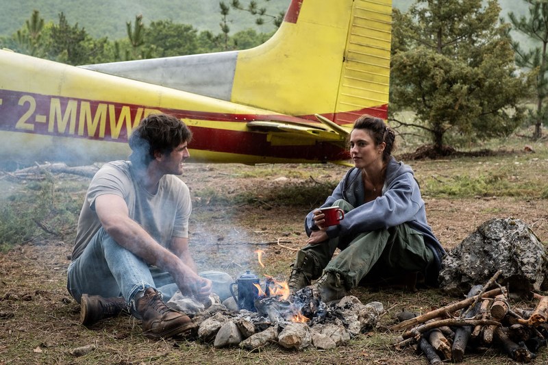 Romantik in Zeiten der Postapokalypse: Hig (Jacob Elordi) und Cima (Margaret Qualley) machen es sich am Lagerfeuer gemütlich. (Foto: 20th Century Studios)