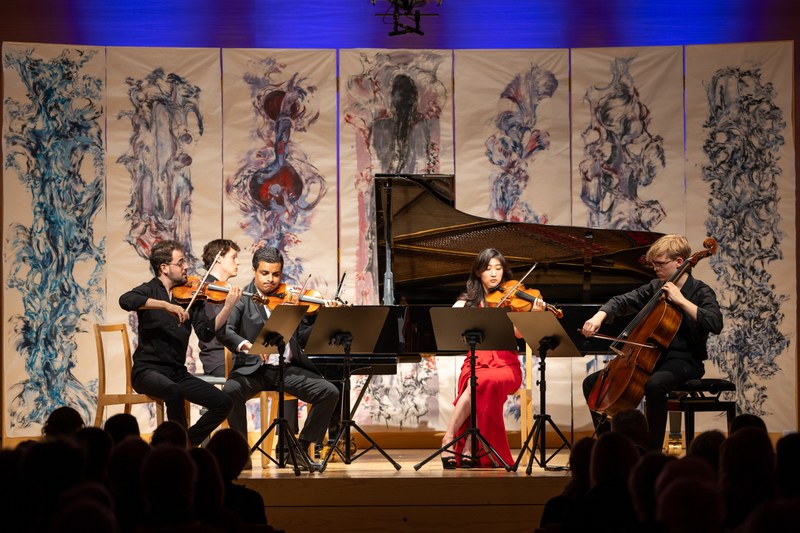 Das Ensemble um den Geiger Yamen Saadi spielt vor der von Felicia Gulda neu gestalteten Akustikwand (Foto: Julian Forte)