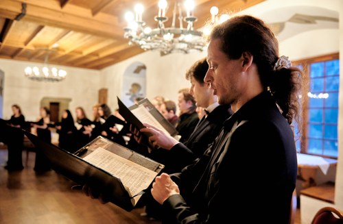 Das Stella-Vokalensemble im Rittersaal der Feldkircher Schattenburg (Foto: Victor Marin)
