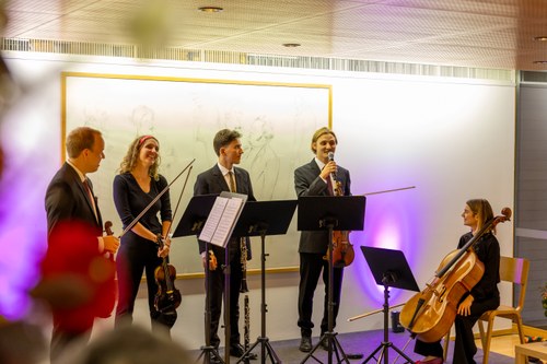 David Kessler, Rahel Neyer, Alexander Svetnitsky-Ehrenreich, Fridolin Schöbi und Hannah Amann im Foyer des Angelika-Kauffmann-Saales (Foto: Julian Forte)