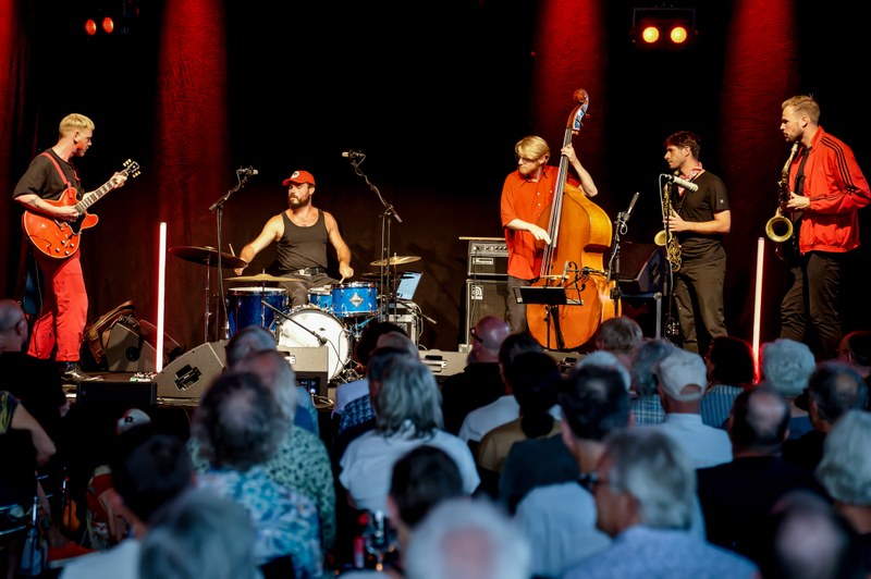 ... hier das Teis Semey Quintet in einer kleinen Ruhephase vor dem nächsten Sturm ... (Foto: Stefan Hauer)