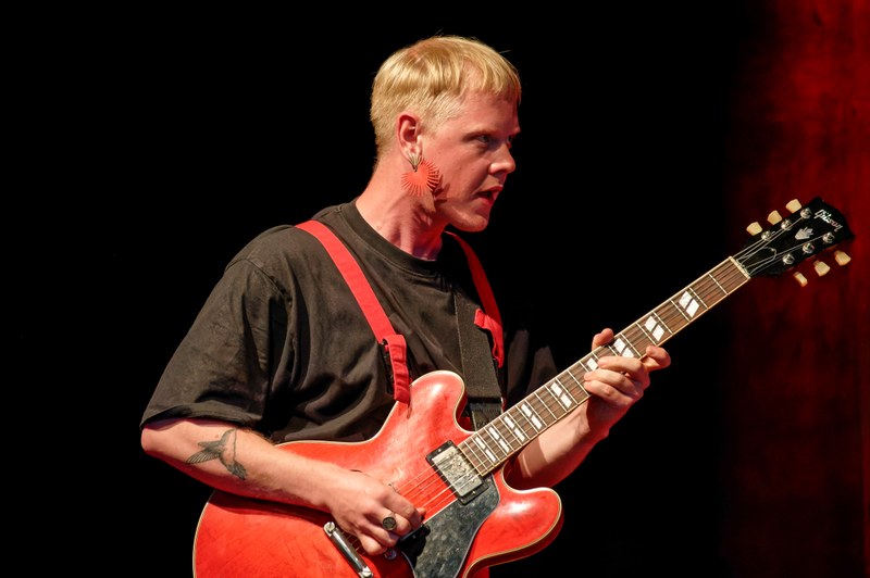 Der in Amsterdam lebende Gitarrist Teis Semey verblüffte mit einem erfrischend gespielten Free Jazz-Rock-Indie-Pop-Punk-Mix (Foto: Stefan Hauer)