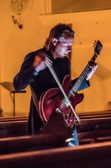 Der norwegische Avantgarde-Gitarrist Stian Westerhus verstörte bei seinem Solo-Projekt „Amputation" mit apokalyptischen Klängen und Noise-Orgien in der Bezauer Pfarrkirche.