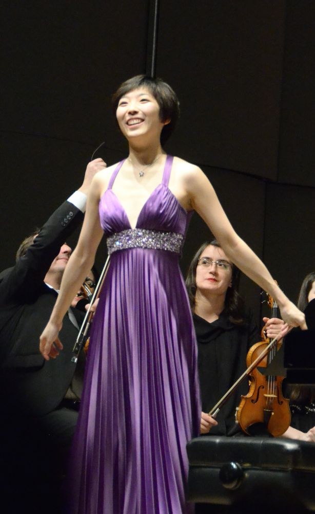 Die Pianistin Claire Huangci belebte den Konzertabend mit ihrer energiegeladenen Deutung des Klavierkonzertes von Ferdinand Andergassen.