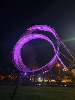 Der beeindruckende, monumentale Loop von Matthias Bildstein & Philippe Glatz weist den Weg in die Arche Noah.