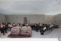 Das Kunsthaus Bregenz bot ein gutes Ambiente für die Interpretation zweier Werke von Zesses Seglias, die Frauke Burg (Sopran), Markus Beer (Bassklarinette), Anja Nowotny-Baldauf (Bassflöte), Fabian Pablo Müller (Saxophon) und Matthias Schmidt (Schlagzeug) interpretierten.
