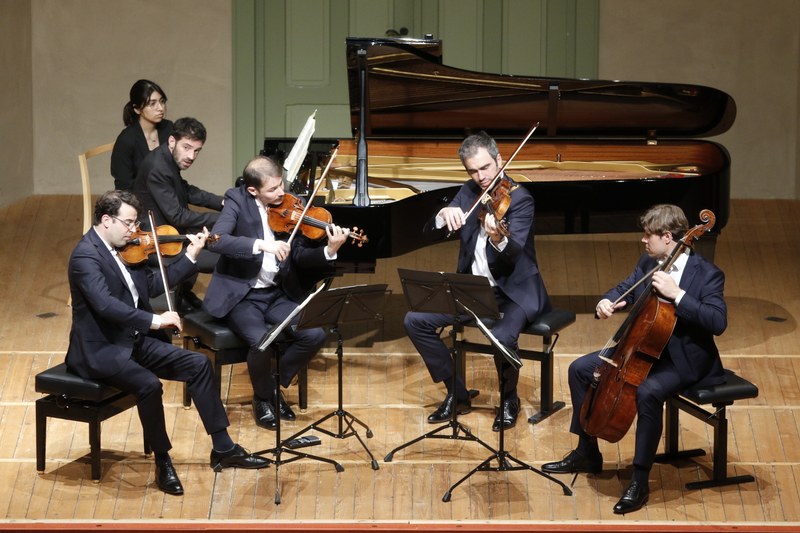 Der Pianist Adam Laloum und das Quatuor Modigliani spielen Antonin Dvořák. (Foto: Schubertiade)