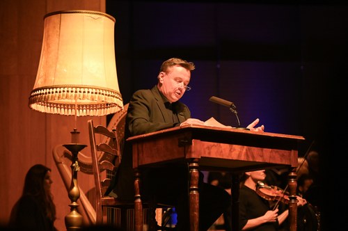 Der Tenor Christian Havel führte im ersten Konzertteil als Erzähler durch die komplizierte Handlung von Henrik Ibsens Peer Gynt (Foto: Lilli Löbl)