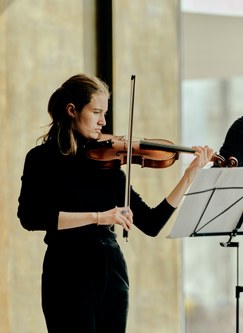 Die aus Zürich stammende Geigerin Maja Willi überzeugte als Konzertmeisterin des Ensembles (Foto: Victor Marin)