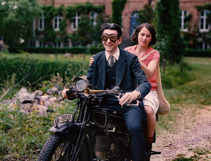 Moment des Glücks: Franz (Sabin Tambrea) und Dora (Henriette Confurius) unternehmen einen Ausflug. (Foto: Majestic/Schulz)