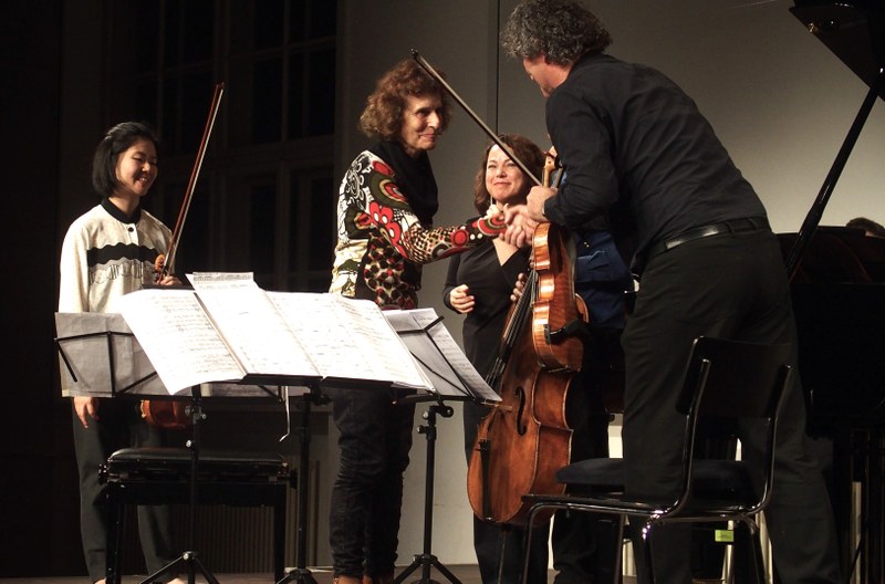 Die Komponistin Elena Firsova gratuliert dem Ensemble nach der Aufführung ihres Klavierquartetts (Foto: Fritz Jurmann)