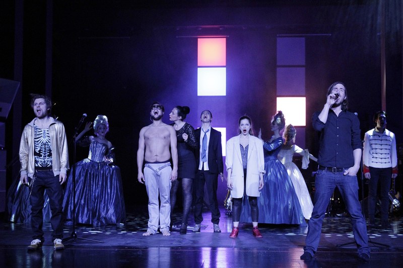 Alcin@ ist eine Koproduktion des Landestheaters mit dem Landeskonservatorium und der Band Naked Lunch.