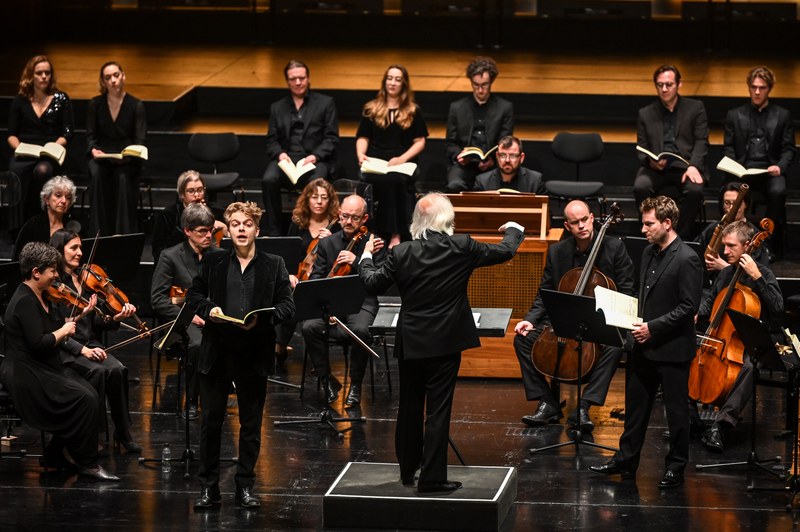 Die Solisten Hugh und Guy Cutting und der Dirigent Masaaki Suzuki (Foto:Udo Mittelberger)