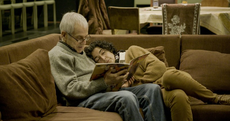 Seine Bücher liebt Augusto immer noch. Manchmal liest Paulina ihm vor. (Foto: Polyfilm)