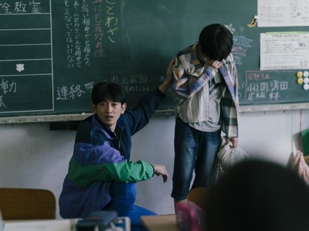 Lehrer Hori (Eita Nagayama) sieht dennoch etwas anderes. (Foto: Wild Bunch Germany/Plaion Pictures)