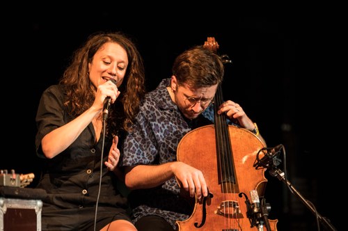 Leïla Martial und Valentin Ceccaldi rissen das Publikum unter anderem mit einer 15-minütigen Eigenkomposition zu Hieronymus Boschs "Der Garten der Lüste" zu Begeisterungsstürmen hin (Foto: Stefan Hauer)