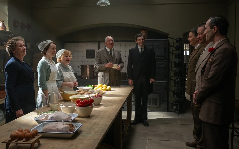 Was wäre man ohne Dienerschaft! Mrs Hughes (Phyllis Logan), Daisy Parker (Sophie McShera), Mrs Patmore (Lesley Nicol), Mr. Carson (Jim Carter), Andy Parker (Michael Fox), Thomas Barrow (Robert James-Collier), Guy Dexter (Dominic West) und Noël Coward (Arty Froushan) machen es sich gleich gemütlich. (Foto: Focus Features)
