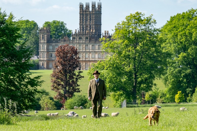 Time to say goodbye! Robert Grantham (Hugh Bonneville) und Hund drehen eine letzte Runde auf dem englischen Rasen. (Foto: Focus Features)