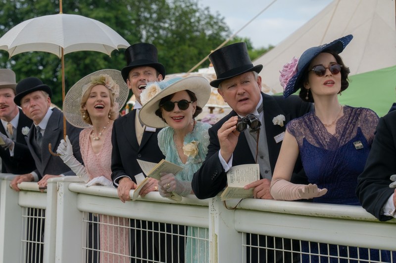 Immer diese Crawleys! Lady Edith (Laura Carmichael), Bertie Pelham (Harry Hadden-Paton), Lady und Lord Crawley (Elizabeth McGovern, Hugh Bonneville) und Lady Mary (Michelle Dockery) sind gut behütet. (Foto: Focus Features)