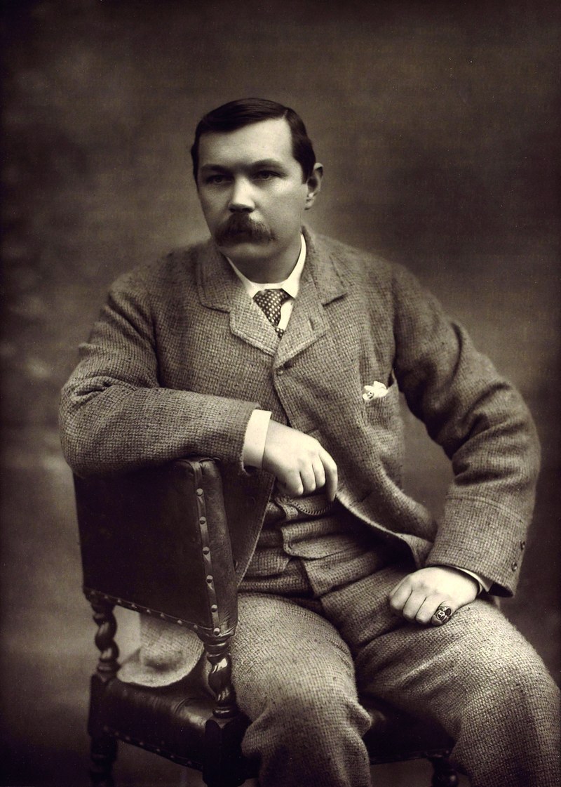 Der Schriftsteller Arthur Conan Doyle im Jahre 1893 als 34-Jähriger. Bereits zuvor, 1887 und 1890, waren seine ersten beiden Sherlock-Holmes-Romane erschienen, und der eigenwillige Meisterdetektiv erreichte bald Kultstatus.  (© Herbert Rose Barraud)
