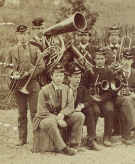 Besonderen Spaß bereitete dem musikalischen Studenten ACD die Mitwirkung in der schuleigenen Blaskapelle, wo er (stehend, 2. v. li.) das Bombardon blies, eine heute als Helikon bekannte Tuba.  (© SJ-Archiv, Zürich)