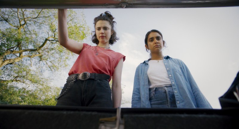 Und jetzt bitte gleich ganz laut schreien: Margaret Qualley und Geraldine Viswanathan in „Drive-Away Dolls“. (Foto: Focus Features) 