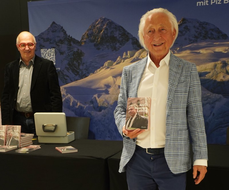 Druckfrisch präsentierte Herbert Willi seine Memoiren „Mein zweites Leben“, aufgezeichnet von Martin Skamletz.