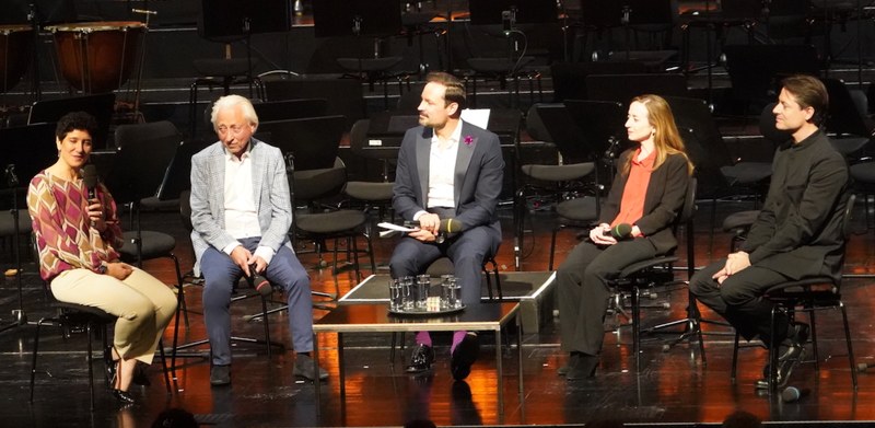 Gerald Mair, Geschäftsführer des SOV (Bildmitte), lud Sharon Kam, Herbert Willi, Margarita Köhl und Leo McFall (v.l.n.r.) zum Gespräch und zur Programmpräsentation.