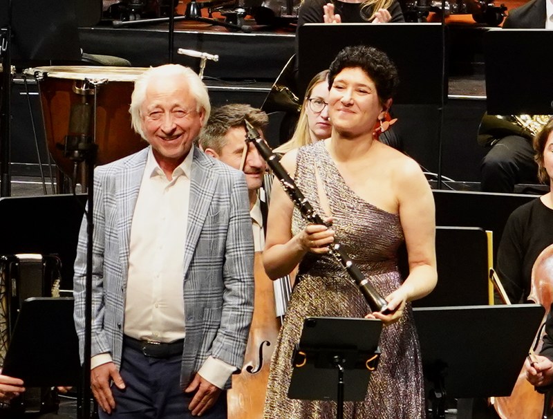 Das Symphonieorchester Vorarlberg unter der Leitung von Leo McFall startete sein Abonnement mit einem aussagekräftigen Konzert. Gefeiert wurden unter anderem der Komponist Herbert Willi und die Klarinettistin Sharon Kam.