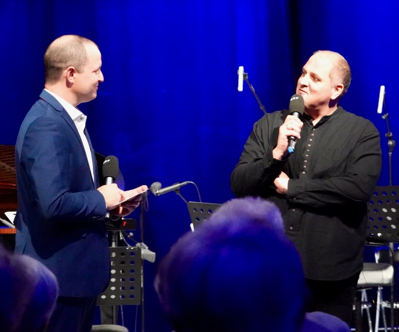 Im Gespräch mit Stefan Höfel erzählte der Ensembleleiter Guy Speyers von seiner Leidenschaft für die Neue Musik und erinnerte sich an die vergangenen Jahre.