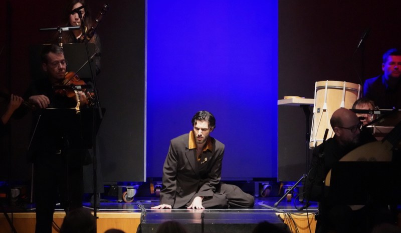 Der Countertenor-Sopranist gestaltet jede musikalische Nuance nicht nur stimmlich, sondern auch mit seiner ausdrucksvollen Körpersprache.