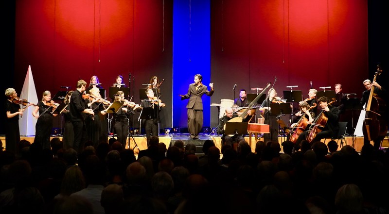 Freude am gemeinsamen Gestalten und viel gegenseitige Aufmerksamkeit zwischen dem Orchester und dem fulminant agierenden Nicòlo Balducci zeichneten das umjubelte Konzert in der Kulturbühne AmBach aus.
