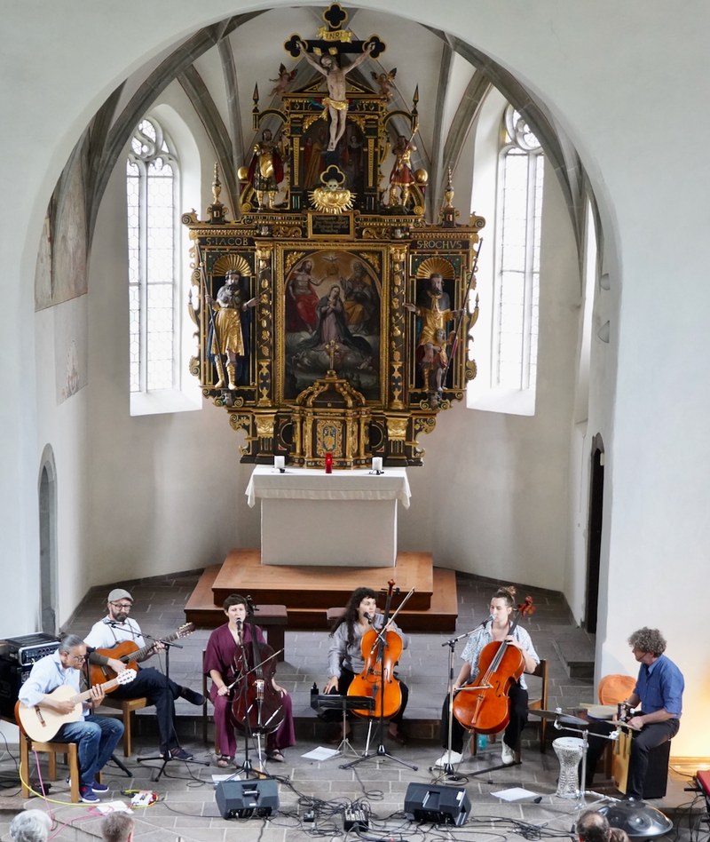 Lätizia Dornauer, Magdalena Nesensohn, Julia Scheurle sowie Paul Bäcker, Martin Lindenthal und Sergio Wagner wirken in der Band Sapperlotta zusammen. Volkslieder und eigene Songs präsentierten sie in geschmackvollen Arrangements.
