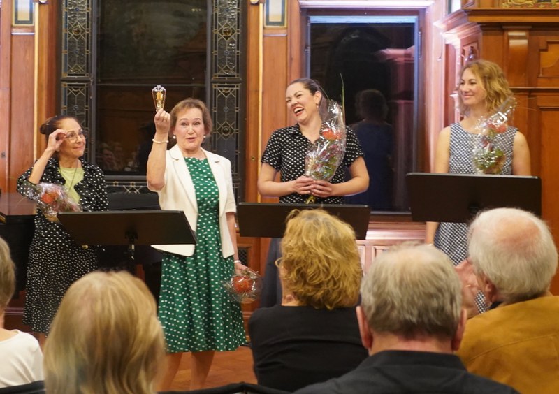 Viel Applaus erhielten Birgit Plankel, Lea E. Müller, Christina Brunner und die Pianistin Nora Calvo-Smith (ganz links) in der Villa Grünau. 
