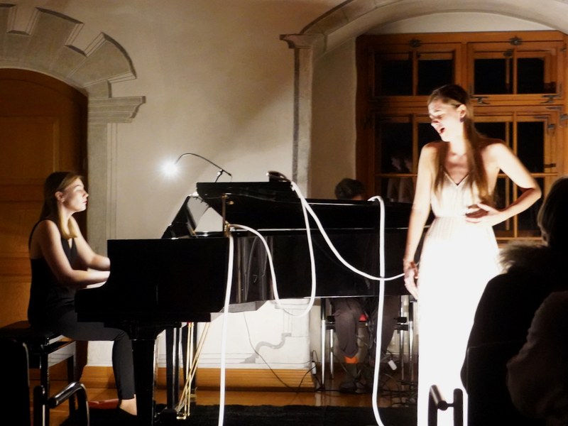Die Mezzosopranistin Isabel Pfefferkorn und Hanna Bachmann am Klavier boten Schuberts Winterreise im stimmungsvollen Ambiente des Röthner Schlössles dar.