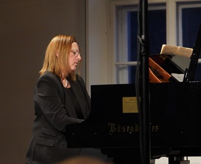 Anna Adamik agierte präsent und unterstützte die Chorsänger:innen.