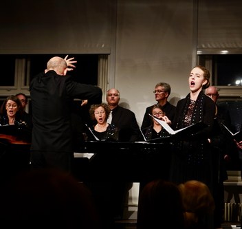 Sarah Kling gestaltete den Solopart im „Ständchen" von Franz Schubert mit einem guten Kontakt zum Publikum.