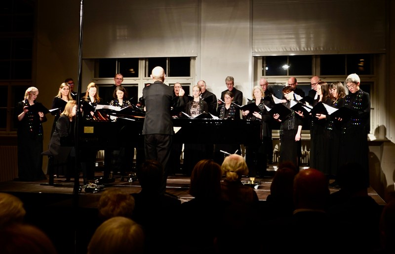 Der Kammerchor Feldkirch unter der Leitung von Benjamin Lack bescherte den Zuhörenden im bis auf den letzten Platz besetzten Pförtnerhaus ein stimmungsvolles Hörerlebnis.