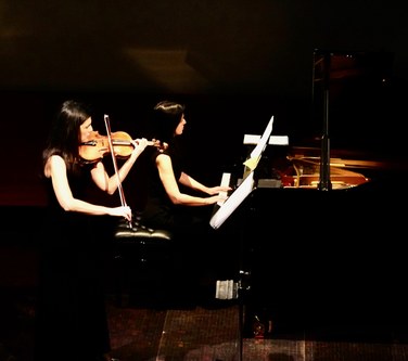 Das Duo Gazzana spielte mit betont ruhigem Duktus und transparentem Klang Werke von Bach, Port, Messiaen und Silvestrov.