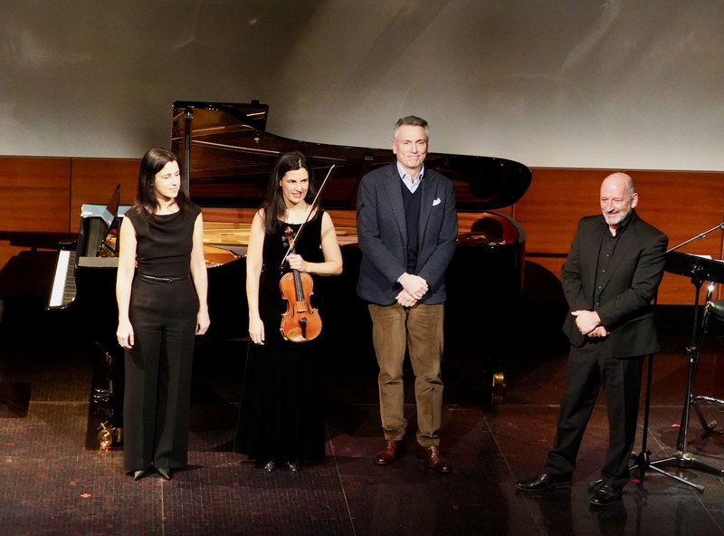 Raffaella Gazzana (Klavier), Natascia Gazzana (Violine), Andrej A. Tarkowski und Robert Schneider erhielten viel Applaus für eine eindrückliche Performance zu Ehren des Filmemachers Andrej Tarkowski.