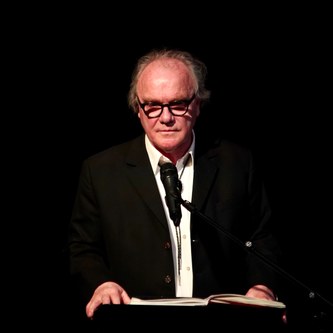 Michael Köhlmeier bot mit der humorvoll erzählten Nibelungensage eine mitreißende Unterhaltung.