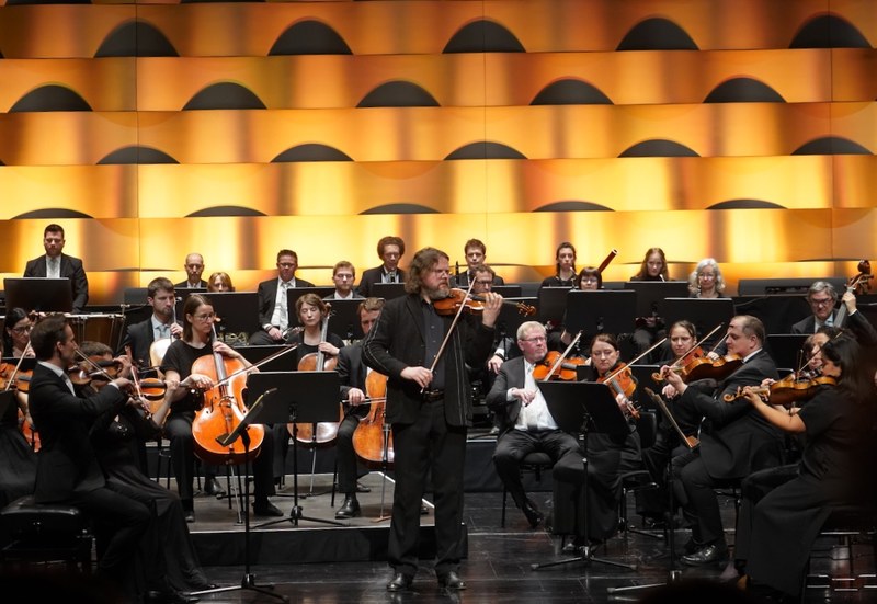 Alexander Janiczek interpretierte als Solist Beethovens Violinkonzert op. 61 und forderte dabei von den Orchestermusiker:innen viel Eigenverantwortung.