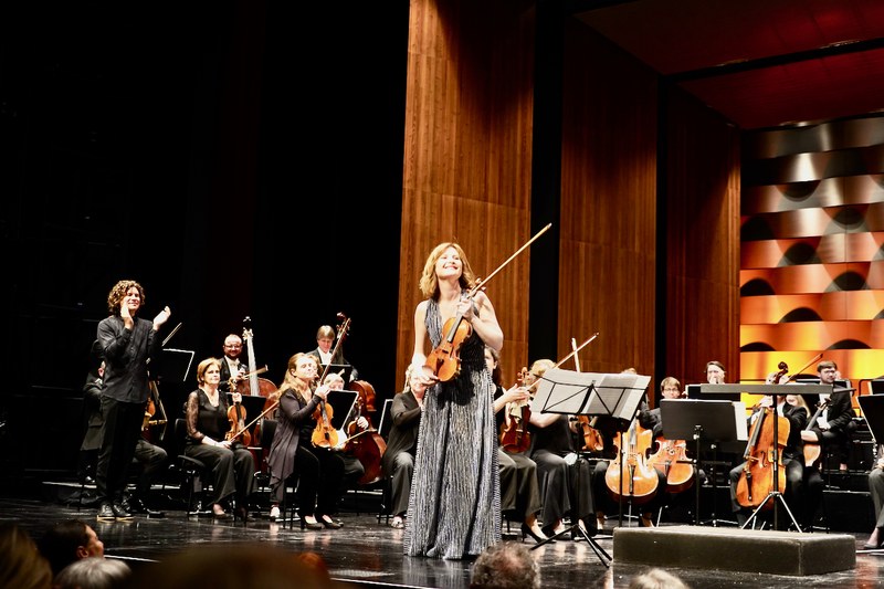Die Geigerin Lisa Batiashvili, Robin Ticciati und das Chamber Orchestra of Europa ließen keine Wünsche offen.