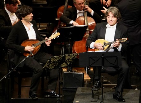 Als Überraschung musizierte Avi Avital mit einem Kollegen aus den Reihen des Orchesters einen Satz aus Vivaldis Konzert für zwei Violinen und Orchester.