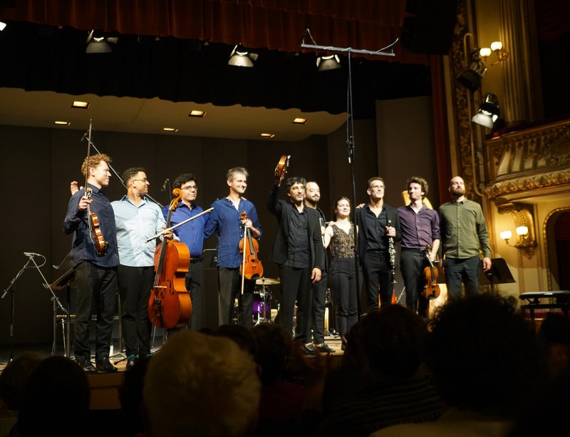 Das Between Worlds Ensemble rund um den Mandolinisten Avi Avital wurde im Konzerthaus Ravensburg stürmisch gefeiert.
