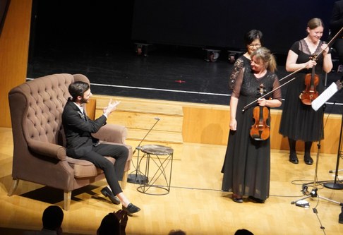 Applaus des Sängers gab es für die Orchestermusiker:innen.