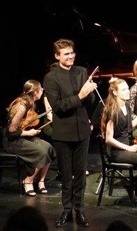 Der Orchesterleiter Tobias Grabher wirkte kompetent und authentisch.