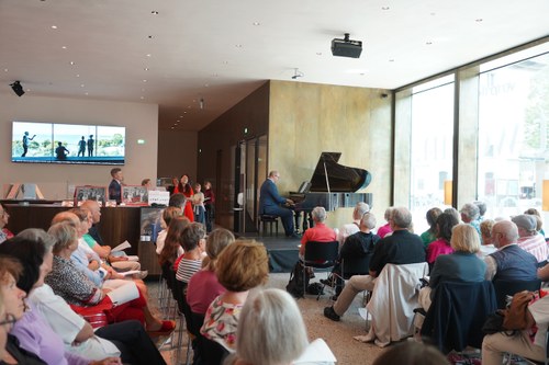 Martin Gallez war den Sänger:innen ein hervorragender Partner und begeisterte als inspirierter Pianist.