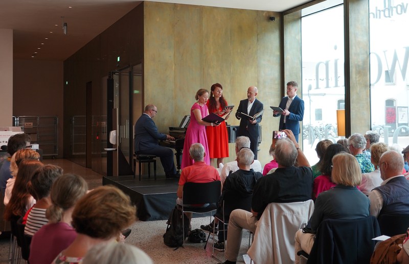 Mit viel Esprit und sympathischen Moderationen verbreitete das Vokalquartett, am Klavier begleitet von Martin Gallez, im Foyer des vorarlberg museums gute Laune.